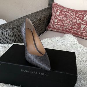 NWOT Banana Republic Grey Snake Madison Pump